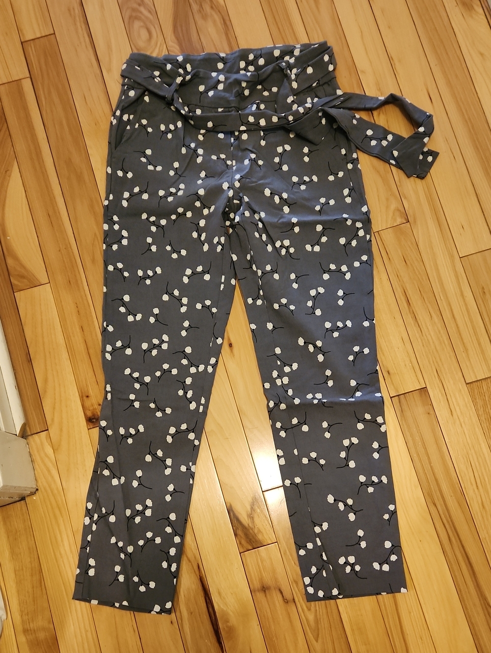Gray And White Floral Elastic Waist With Tie Pants